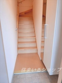 花水木　一番館の玄関|ミラー付き大型シューズボックス