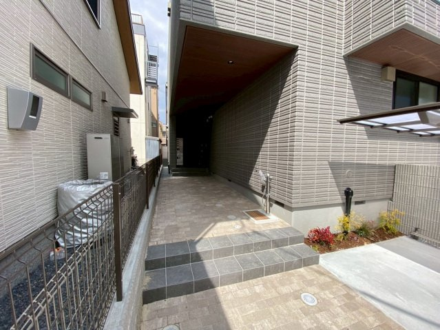 広島市南区東雲１丁目の賃貸マンションのエントランス