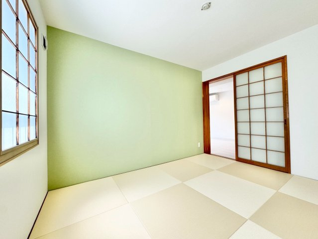クリオ伏見ホームズの和室|リビングに隣接したおしゃれな琉球畳の６帖和室。角部屋のため南東向きからも陽の光が入って明るいです。