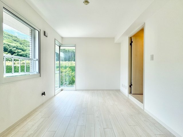 クリオ伏見ホームズの洋室|廊下を挟んで奥には６帖の洋室がございます。南に面したＬ字の窓がおしゃれな空間を演出◎