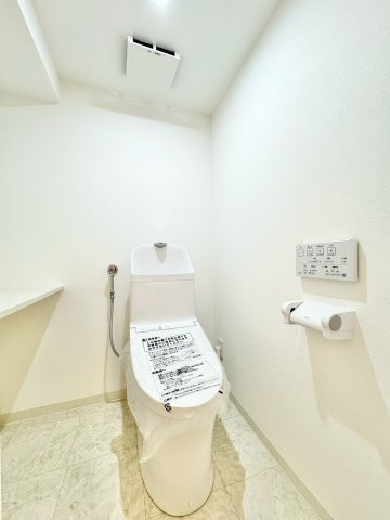 クリオ伏見ホームズのトイレ|温水洗浄機能付きトイレには収納棚のほか、壁付けの棚もあり、様々なトイレ用品が一か所にまとめられて便利です♪