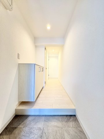 クリオ伏見ホームズの玄関|シューズボックス完備の住戸玄関。壁付けの棚に絵を飾ったり芳香剤を置いたりなど、何を置こうか考えるのが楽しくなりますね♪
