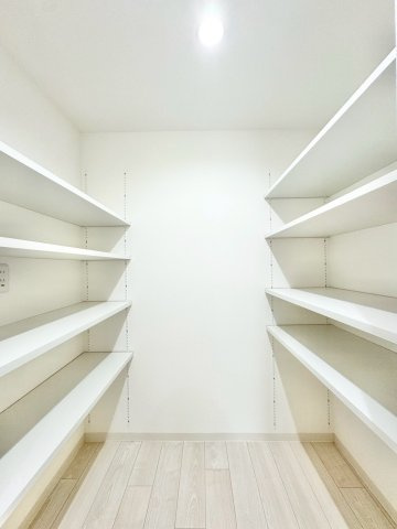 クリオ伏見ホームズの収納|キッチンに隣接した食品庫（パントリー）。可動棚になっており、電源も新設していますので、電子レンジや炊飯器などの格納にも♪