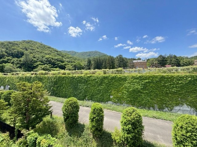クリオ伏見ホームズの展望|バルコニーから見えるのは圧巻の藻岩山。季節によって色を変える景色を楽しめるのは、都会と自然が融合する本エリアならではかも♪