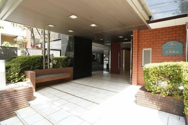 ベルメゾン文京白山のエントランス