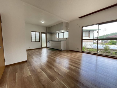 【居間・リビング】 | 川西市けやき坂1丁目　リフォーム済み中古戸建 | キッチン横には勝手口があり、大変便利です
大きな吐き出し窓があり、とても明るいLDKです(*^_^*)