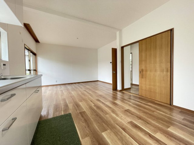 【居間・リビング】 | 川西市けやき坂1丁目　リフォーム済み中古戸建 | 広々約11.5帖