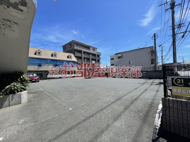 吉武ビルの駐車場|駐車場があるので、車を買う予定の方も安心です