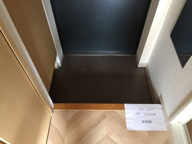 レニエ・ラ・ヴェルトゥの玄関