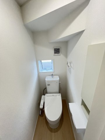 【トイレ】 | 福岡市東区塩浜1丁目第6　3号棟（全3棟）【仲介手数料無料・0円】 | 施工例。1階のトイレです。施工例は完成時と異なる場合があります。