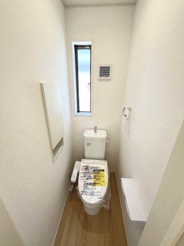 【トイレ】 | 福岡市東区塩浜1丁目第6　3号棟（全3棟）【仲介手数料無料・0円】 | 現地写真。2階にもトイレです。