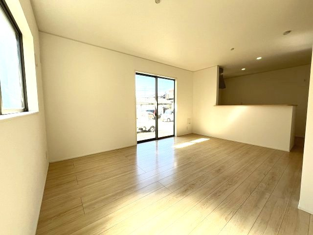 【居間・リビング】 | 福岡市東区塩浜1丁目第6　3号棟（全3棟）【仲介手数料無料・0円】 | 現地写真。