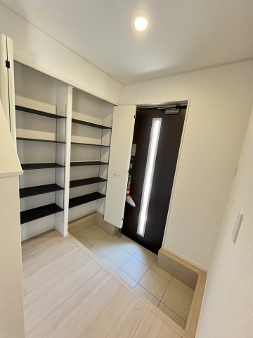 【玄関】 | 福岡市東区塩浜1丁目第6　3号棟（全3棟）【仲介手数料無料・0円】 | 施工例。施工例は完成時と異なる場合があります。