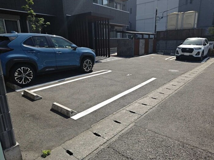 レーヴ・リボンYKの駐車場