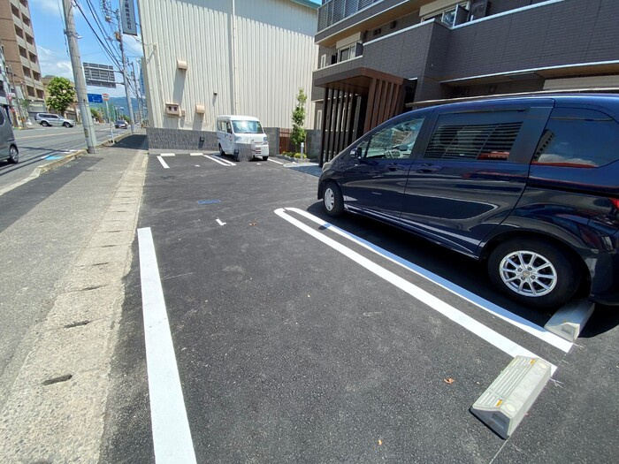 レーヴ・リボンYKの駐車場