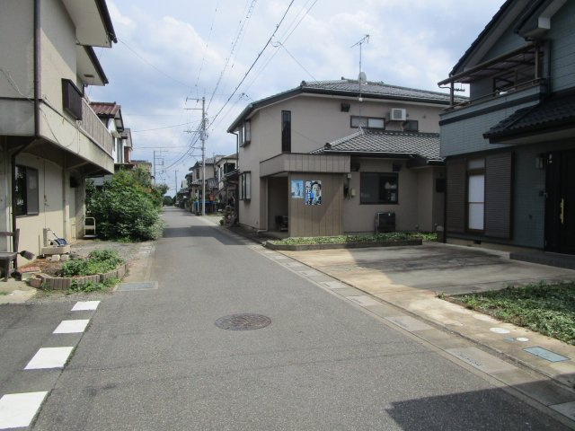 桶川市上日出谷　中古戸建の前面道路含む現地写真