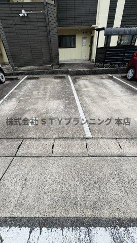 仲介手数料0円！メガーヌ野並の駐車場