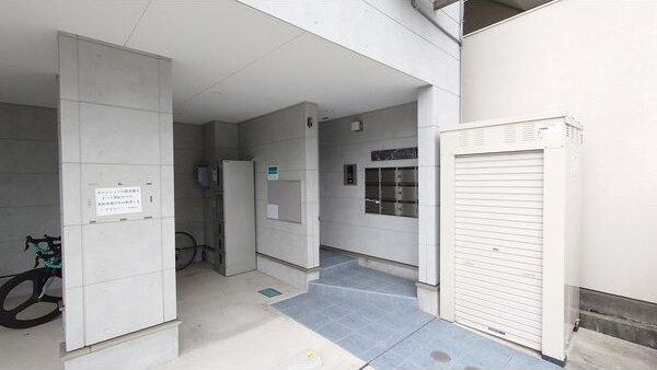 Ceres岩塚駅前B棟のエントランス