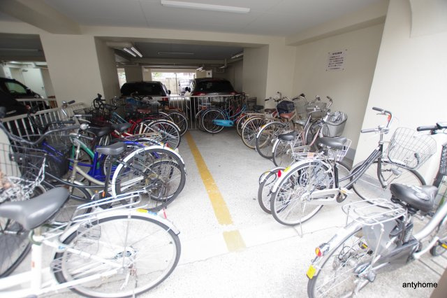 プラザ新大阪　仲介手数料無料の駐車場
