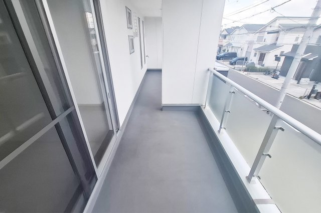 堺市西区山田１丁のバルコニー|バルコニー：洋室2と廊下から出入りできる2WAY動線。