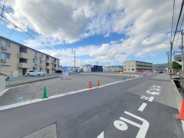 ライフフィールド加納Ⅺの前面道路含む現地写真