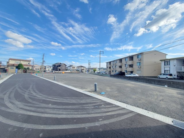 ライフフィールド加納Ⅺのその他|制震ダンパー【Kダンパー】
「Kダンパー」は耐震と制震を兼ね備えており、2つの性能の相乗効果で地震から住まいを守ります。
耐震＝フレームの強さで地震に抵抗
制震＝揺れにブレーキをかけて吸収
