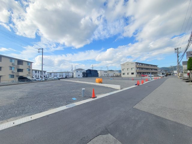 ライフフィールド加納Ⅺの前面道路含む現地写真