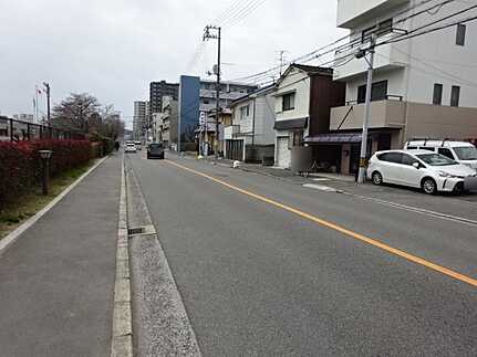 宇品西3丁目鉄骨造4階建て物件の前面道路含む現地写真