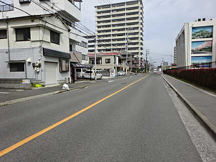宇品西3丁目鉄骨造4階建て物件の前面道路含む現地写真
