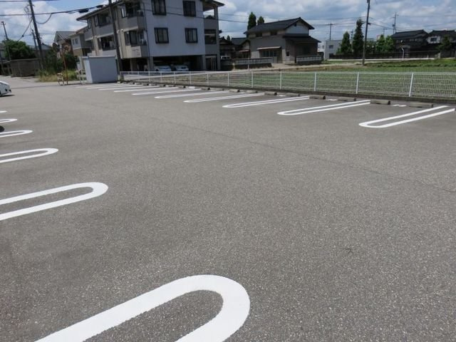 グレイスフルＭ　Ⅲの駐車場