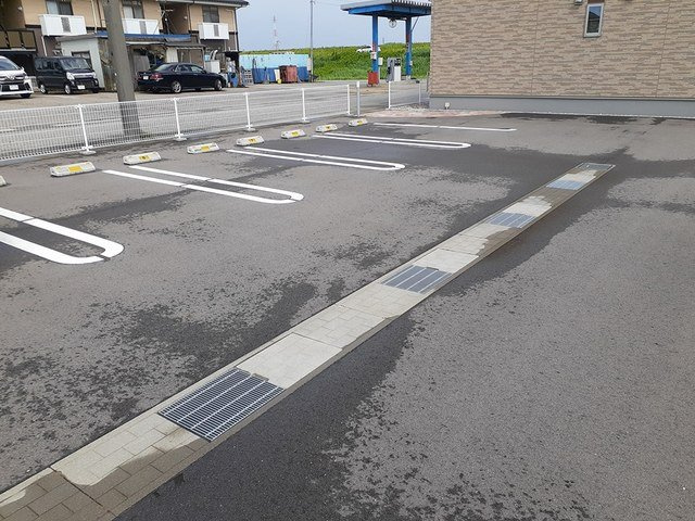 サイモンＴＨＲＥＥの駐車場
