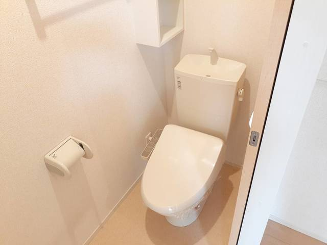 温水洗浄便座付きのトイレです♪