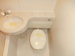 浴室内にトイレがあります！