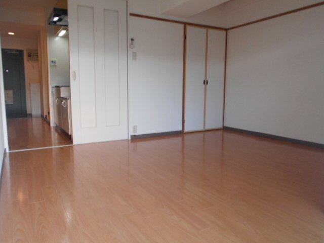西一ビルの居間・リビング