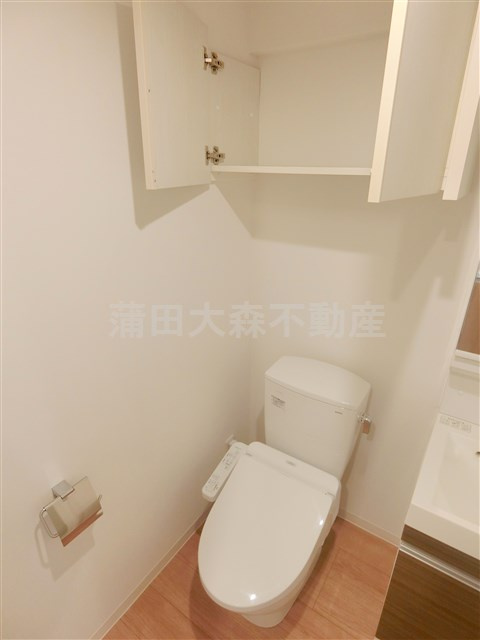 DeLCCSデルクス梅屋敷のトイレ|棚収納と温水洗浄便座付きのトイレ