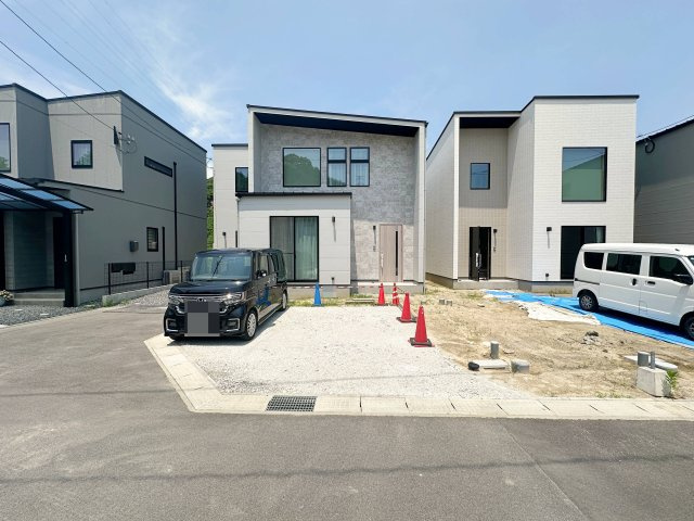安佐北区深川7丁目 No.16の駐車場|前面道路は幅員約6mあり広々と開放的です。
基本的に居住者しか通らないため小さなお子様のいるご家族も安心して生活できます♪