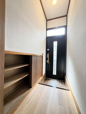 市川南2丁目戸建の玄関