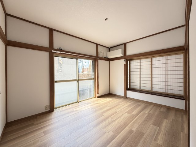 市川南2丁目戸建の居間・リビング