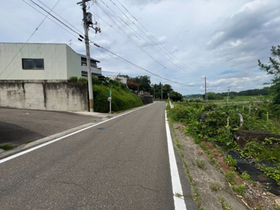 【前面道路含む現地写真】 | 二本松市向陽台　倉庫付き　9LDK