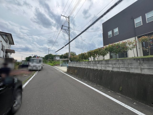 【前面道路含む現地写真】 | 二本松市向陽台　倉庫付き　9LDK