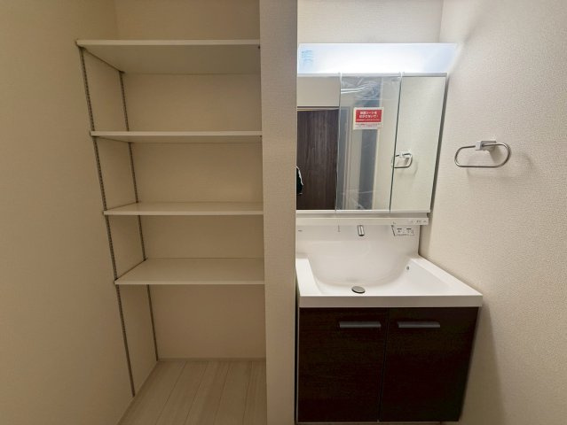 リーブルガーデン与那原町与那原・４号棟の独立洗面台|ハンドシャワー付き洗面化粧台＋可動式棚ですっきり整理整頓◎