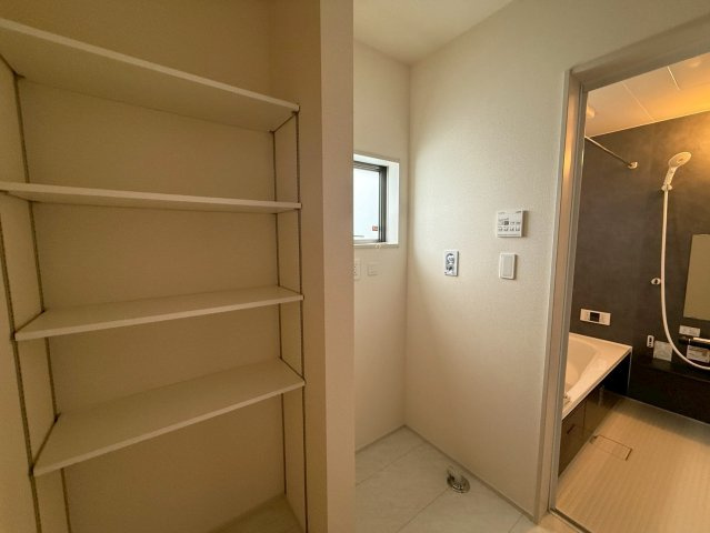 リーブルガーデン与那原町与那原・４号棟のその他|ランドリールーム（洗濯機置き場＆収納付き）から浴室への動線