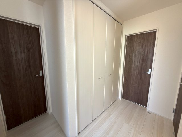 リーブルガーデン与那原町与那原・４号棟の収納|２階廊下に設置された、大容量のクローゼット