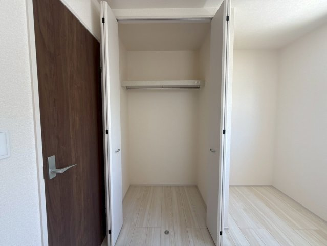 リーブルガーデン与那原町与那原・４号棟の収納|２階洋室5.2帖には、便利なクローゼット収納を設置