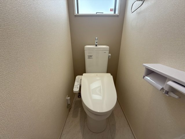 リーブルガーデン与那原町与那原・４号棟のトイレ|２階トイレ・換気窓＆洗浄便座付き