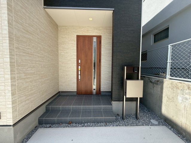 リーブルガーデン与那原町与那原・４号棟の玄関|置き配スペースも確保できる屋根付きの玄関ポーチ／TVモニター付きインターフォンで防犯対策も◎