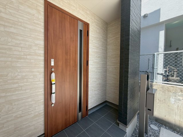 リーブルガーデン与那原町与那原・４号棟のその他|置き配スペースも確保できる屋根付きの玄関ポーチ／TVモニター付きインターフォンで防犯対策も◎