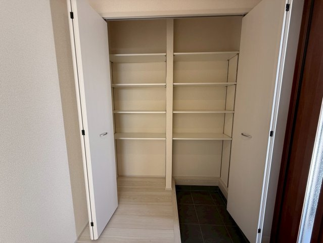リーブルガーデン与那原町与那原・４号棟の収納|可動式棚で靴の量や高さに合わせて自由に調整可能◎使い勝手も良く、見た目もスッキリ◎