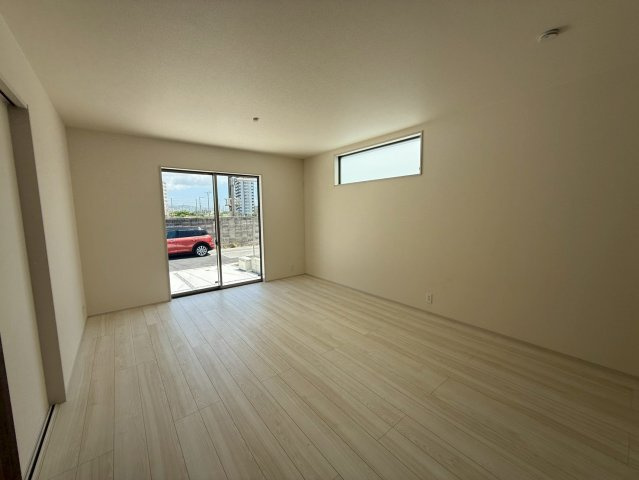 リーブルガーデン与那原町与那原・４号棟の居間・リビング|大きな掃き出し窓付きの、明るくゆったりとしたLDK16帖