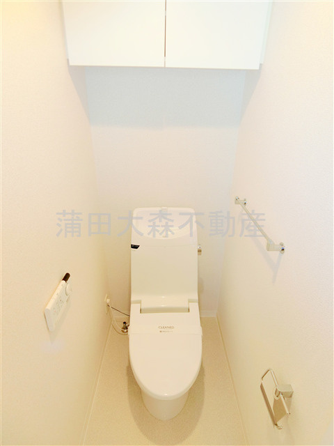 リバーレ蒲田仲六郷のトイレ|吊戸棚と温水洗浄便座付きのトイレ